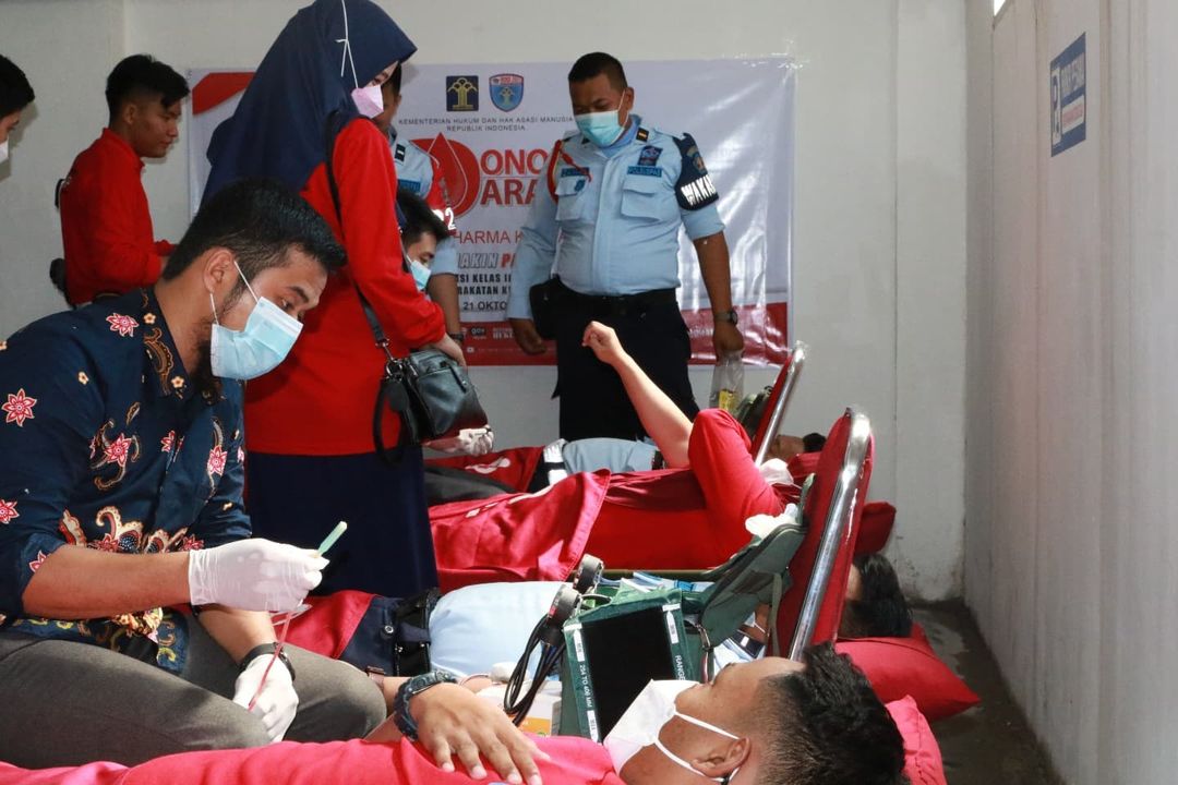 IMIGRASI DAN LAPAS TEMBILAHAN ADAKAN BAKTI SOSIAL DAN DONOR DARAH